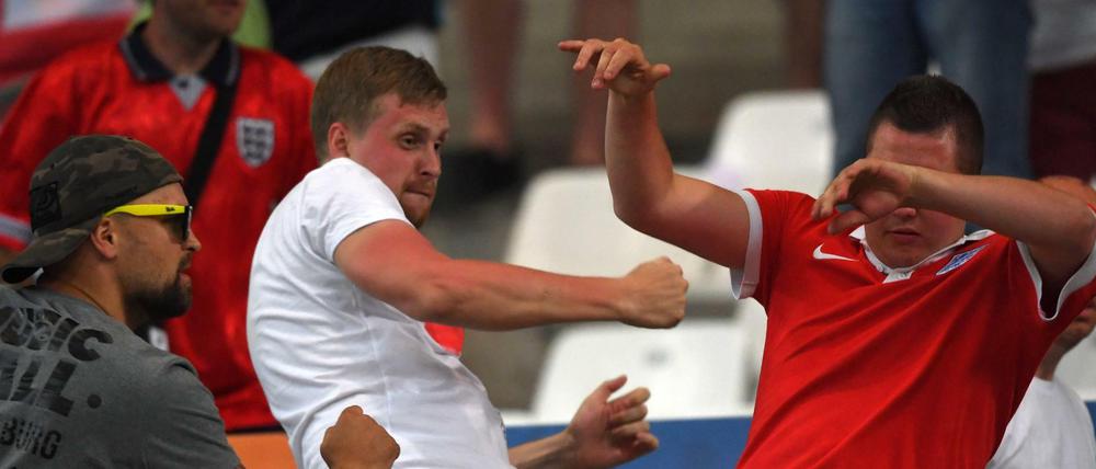 Ausschreitungen gab es auch im Stadion beim Spiel Russland gegen England.