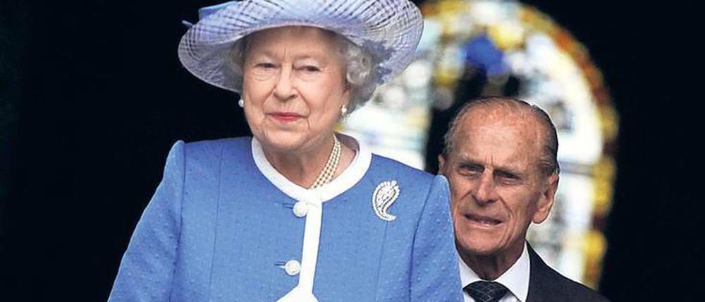 Einen Schritt hinter der Queen. Das Protokol verlangt von Prinz Philip, in der zweiten Reihe zu stehen. Zu Hause soll er aber den Ton angeben, heißt es von Vertrauten.