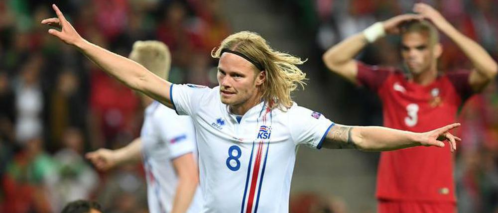 Bjarnason macht Island froh. Er trifft zum überraschenden 1:1-Ausgleich für den Außenseiter.