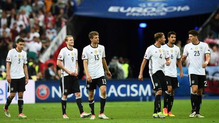 Ein bisschen ratlos. Die deutschen Spieler nach dem Abpfiff im Stade de France.