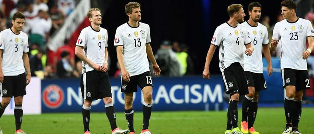 Ein bisschen ratlos. Die deutschen Spieler nach dem Abpfiff im Stade de France.