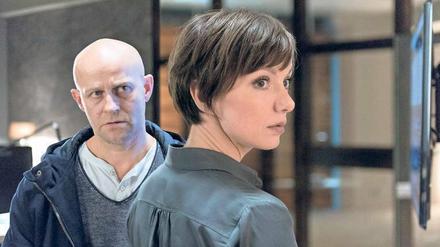 Der Ex-Lover hilft. Elena (Julia Koschitz) und Marc (Jürgen Vogel) erhoffen sich durch nächtliches Spionieren in der Bank Einblicke in Ahrends’ Daten.