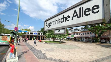 Die Argentinische Allee, hier an der Ecke Fischerhüttenstraße am U-Bahnhof Krumme Lanke.