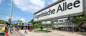 Die Argentinische Allee, hier an der Ecke Fischerhüttenstraße am U-Bahnhof Krumme Lanke.