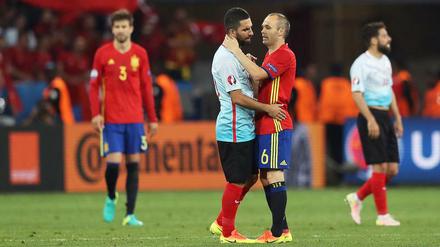 Arda Turan wird ausgepfiffen, die Spanier um Andres Iniesta versuchen zu helfen.