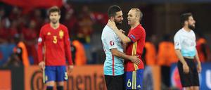 Arda Turan wird ausgepfiffen, die Spanier um Andres Iniesta versuchen zu helfen.