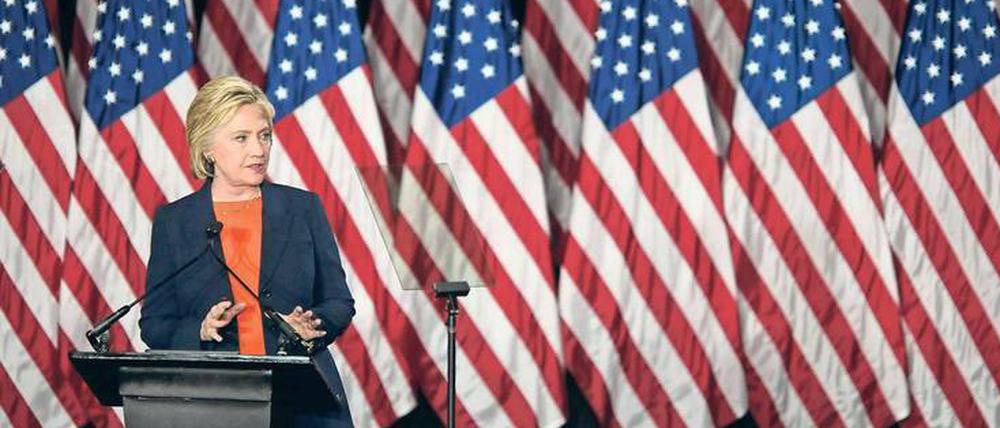 Zäsur. Am Donnerstag sprach Hillary Clinton in Kalifornien, wo am Dienstag Vorwahlen stattfinden - und griff ihren Konkurrenten Donald Trump überraschend scharf an.