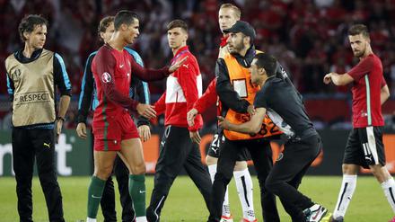 Auch das ist Ronaldo. Der Fan, der auf den Platz stürmt, darf noch ein Foto mit seinem Idol machen, bevor ihn die Ordner abführen.