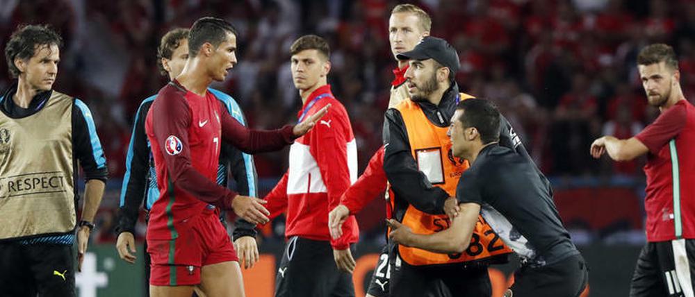 Auch das ist Ronaldo. Der Fan, der auf den Platz stürmt, darf noch ein Foto mit seinem Idol machen, bevor ihn die Ordner abführen.