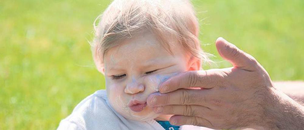 Aua, Papa! Sonnencreme ist nicht beliebt, dennoch für Kinder im Sommer ein Muss. Das oberste Gebot heißt aber: Schatten suchen!