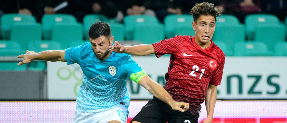 Emre Mor (rechts) dribbelt ab der nächsten Saison für den BVB.