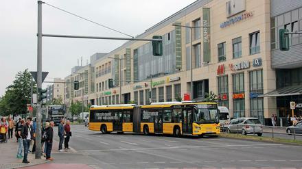Beim Linksabbiegen blockiert das Heck der Busse oft noch eine der Geradeausspuren.