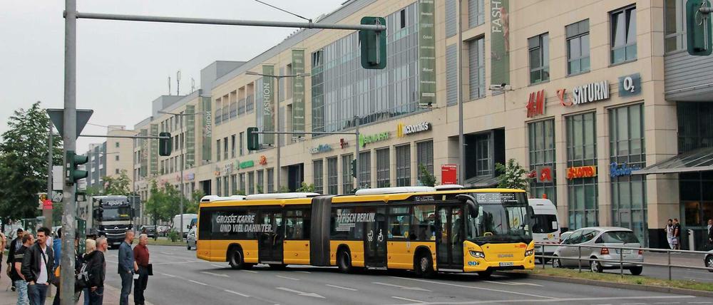 Beim Linksabbiegen blockiert das Heck der Busse oft noch eine der Geradeausspuren.