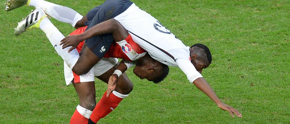 Huckepack. Paul Pogba (oben) und der Schweizer Breel Embolo. 