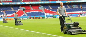 Ruhetage sind auch Arbeitstage. Im Prinzenparkstadion zu Paris wird der Rasen gepflegt.
