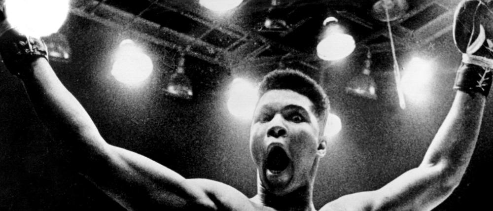 Muhammad Ali in Siegerpose im Boxring