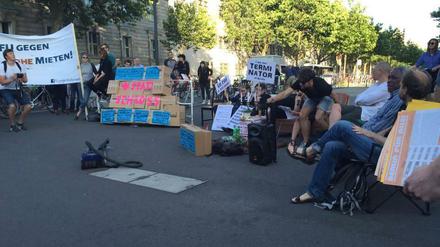 Demonstranten vor dem Schloss. 