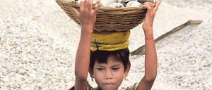 Viele Kinder in Indien werden zu teilweise harter körperlicher Arbeit gezwungen.