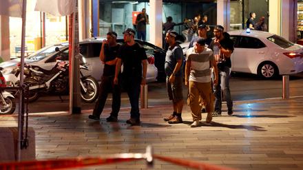 Israelisches Sicherheitspersonal sichert die Gegend, in der am Mittwochabend ein Attentäter um sich geschossen hat.