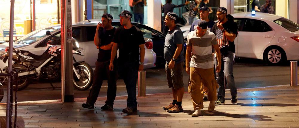 Israelisches Sicherheitspersonal sichert die Gegend, in der am Mittwochabend ein Attentäter um sich geschossen hat.