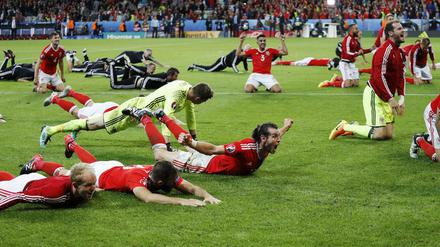 Dive to victory. Die walisischen Spieler dürften in der Heimat jetzt Heldenstatus genießen.