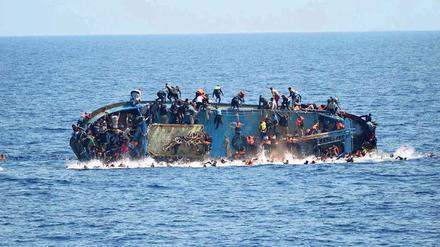 Ein Flüchtlingsboot vor der libyschen Küste im Augenblick des Kenterns, aufgenommen am 25. Mai 2016.