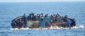 Ein Flüchtlingsboot vor der libyschen Küste im Augenblick des Kenterns, aufgenommen am 25. Mai 2016.