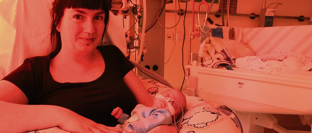Mutter Ina Seiler, mit ihrem Sohn Lennert auf dem Arm vor dem Inkubator.
