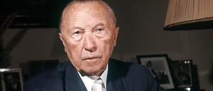 ARCHIV - Bundeskanzler Dr. Konrad Adenauer (CDU) im Jahr 1965 (Archivbild). Er wurde am 15.9.1949 der erste Bundeskanzler der Bunderepublik Deutschland. Nach zwei Wahlsiegen 1953 und 1957 trat er am 15.10.1963 von seinem Amt zurück. Konrad Adenauer wurde am 5. Januar 1876 in Köln geboren und starb am 19. April 1967. Foto: dpa (zu dpa-KORR.: "40. Todestag von Konrad Adenauer" vom 18.04.2007) +++(c) dpa - Bildfunk+++ | Verwendung weltweit