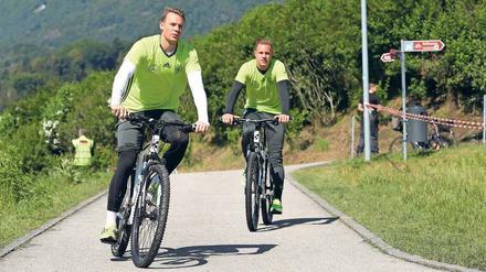 Fahrradtour statt Saunagang. Manuel Neuer und Marc-André ter Stegen (r.) lassen es einfach mal rollen. 
