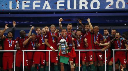Da ist das Ding! Cristiano Ronaldo darf nach diesem Finale doch noch jubeln.