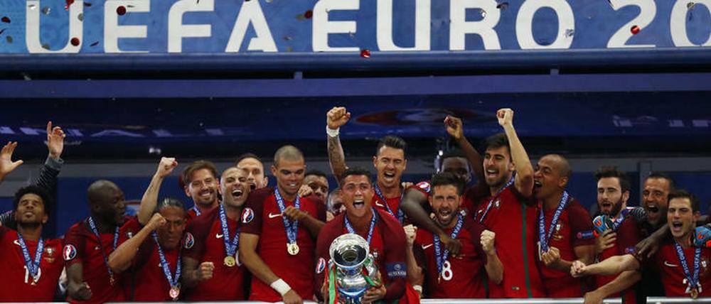 Da ist das Ding! Cristiano Ronaldo darf nach diesem Finale doch noch jubeln.