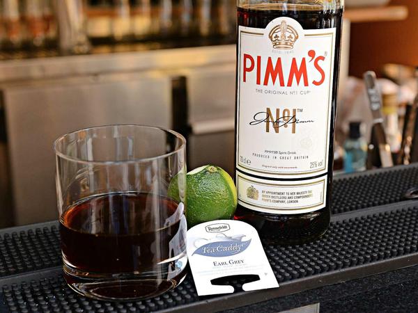 Für "Pimm's Tea Time" muss man Tee, Pimm's und Limetten-Zesten für eine Stunde ziehen lassen.