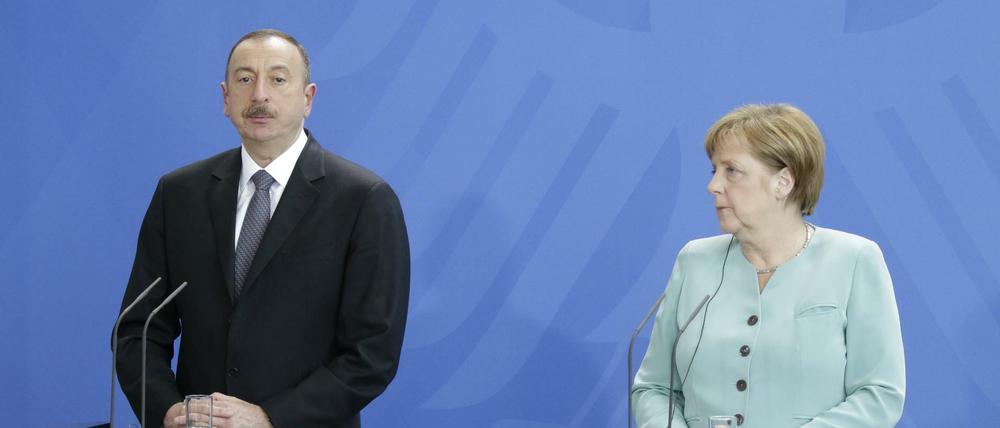 Mit Skepsis: Bundeskanzlerin Angela Merkel empfing Aserbaidschans Staatspräsident Ilham Alijew in Berlin.