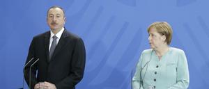 Mit Skepsis: Bundeskanzlerin Angela Merkel empfing Aserbaidschans Staatspräsident Ilham Alijew in Berlin.  
