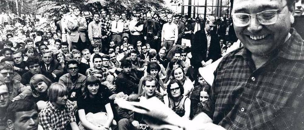 Aus dem Sit-in 1966 wurde ein Teach-in: Kabarettist Wolfgang Neuss trat vor Studierenden im Lichthof des Henry-Ford-Baus auf.