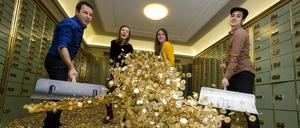 Verfechter des Grundeinkommens bei einer Aktion mit Fünf-Rappen-Münzen in einem Schweizer Banksafe.