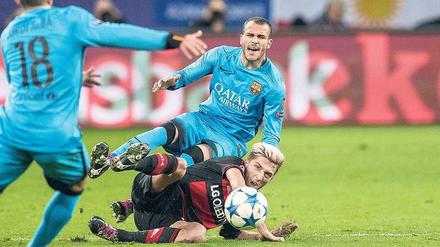 Als Nationalmannschaft Kataloniens sieht sich der FC Barcelona – hier gegen Bayer Leverkusen – und verzichtete bis 2006 auf einen Trikotsponsor. Fünf Jahre durfte danach UNICEF kostenlos auf die Brust. 2011 wanderte das Kinderhilfswerk auf den Rücken; vorn wirbt nun Quatar Airways.