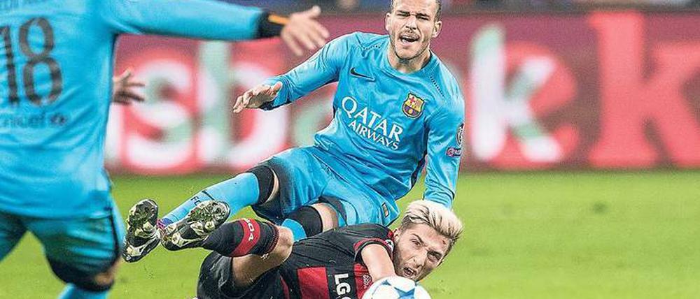 Als Nationalmannschaft Kataloniens sieht sich der FC Barcelona – hier gegen Bayer Leverkusen – und verzichtete bis 2006 auf einen Trikotsponsor. Fünf Jahre durfte danach UNICEF kostenlos auf die Brust. 2011 wanderte das Kinderhilfswerk auf den Rücken; vorn wirbt nun Quatar Airways.