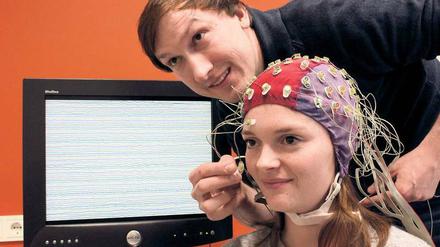 Einblicke. Mit der Elektroenzephalographie (EEG) lassen sich die Aktivitäten des Gehirns messen.