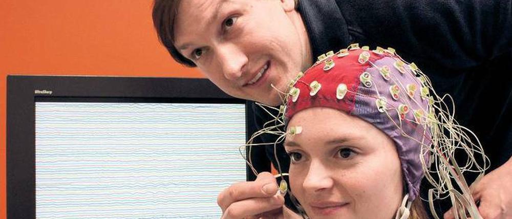 Einblicke. Mit der Elektroenzephalographie (EEG) lassen sich die Aktivitäten des Gehirns messen.