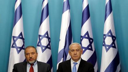 Premierminister Netanjahu (l.) hat Avigdor Lieberman vor zwei Wochen zum Verteidigungsminister gemacht.