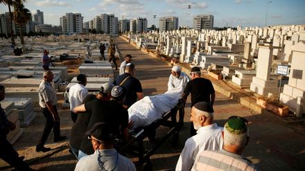 Freunde und Verwandte beerdigen Ido Ben Ari, der am Mittwoch in Tel Aviv von palästinensischen Terroristen ermordet worden war. 