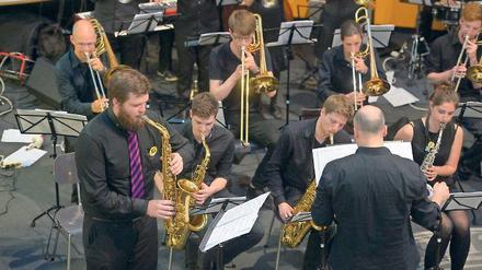 Die Uni Bigband Berlin spielt in den Kolonnaden in der Fabeckstraße für die Besucher auf.