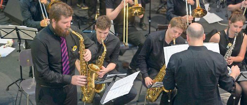 Die Uni Bigband Berlin spielt in den Kolonnaden in der Fabeckstraße für die Besucher auf.