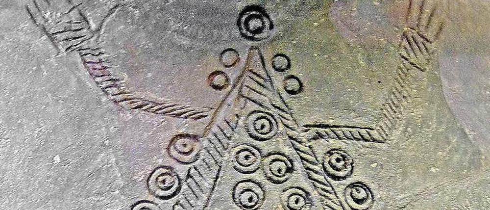 Darstellung einer Tänzerin in reicher Tracht auf einem Gefäß aus dem Gräberfeld von Sopron-Burgstall in Ungarn. Das Gefäß befindet sich im Naturhistorischen Museum in Wien.