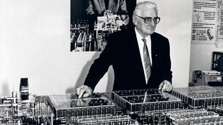 Der erste Computer und sein Erfinder: Konrad Zuse 1989 mit einem Nachbau im Berliner Museum für Verkehr und Technik.
