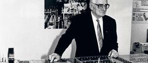 Der erste Computer und sein Erfinder: Konrad Zuse 1989 mit einem Nachbau im Berliner Museum für Verkehr und Technik.