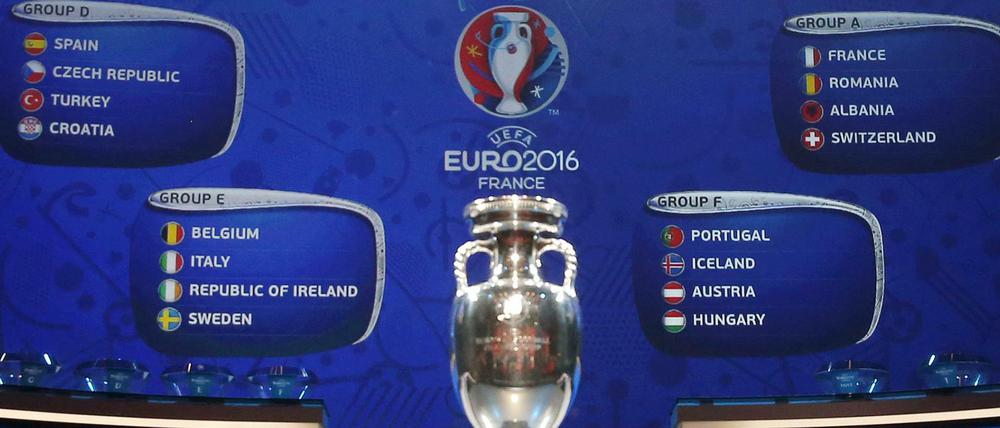 24 Teams aus Europa kicken ab Freitag in Frankreich um die Trophäe.