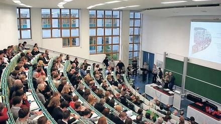 Gute Stimmung in der Takustraße. Ein Blick in den Informatik-Hörsaal zur traditionellen Semesterabschlussfeier zeigt das kollegiale Miteinander von Studierenden und Wissenschaftlern.